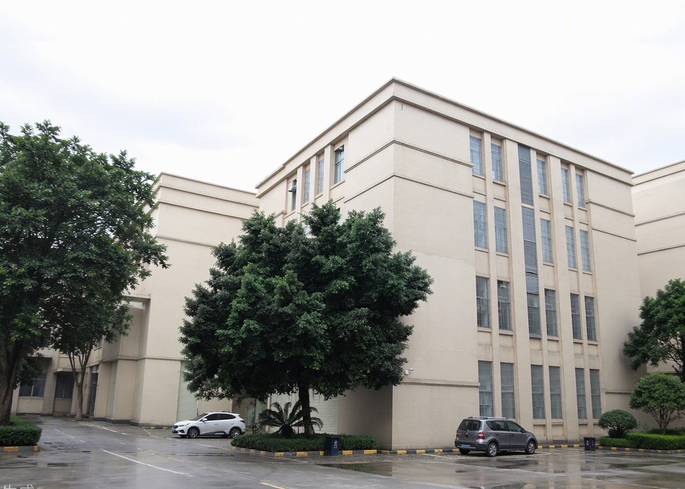 30,000sqm modern production facility exterior